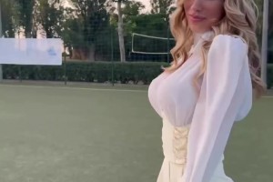 精致大美女！足球体育女主持这一身白色真亮眼，尤其是🦵🦵