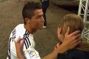 C罗：别说话，让我吻你！女记者：这边也要亲👀