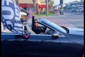 科比遗孀瓦妮莎加入抗议队伍 单手开车举着旗帜在洛杉矶绕了一圈