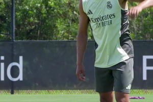 卧槽14岁的迷你罗快跟老爹C罗一样高了🫠但这腱子肉还得练练