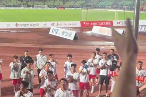 这车没窗户？皇马大巴抵达美国，路边吃瓜群众阵阵欢呼🫠