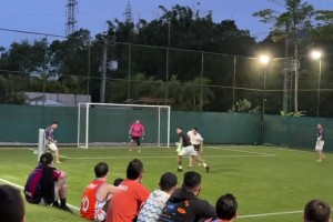 咋都光脚踢？内马尔现身野球场踢球，竟然带着门将手套一条龙啊！