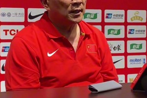 中国女篮主帅宫鲁鸣在发布会上表示：李梦将因伤无缘女篮亚洲杯。