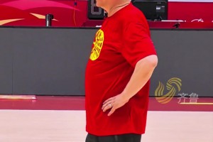 真轻松啊！张子宇训练秀扣篮，宫指导也鼓励：就往里扣！