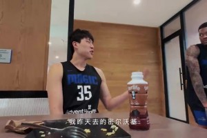 展现适应能力！杨瀚森与同级新秀交流，英语进步神速沟通流畅~