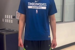 森林狼试训杨瀚森，但是给小杨的训练T恤是不是小了一号？