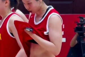 张茹掀起球衣擦汗，露出的腹肌足以证明她的努力