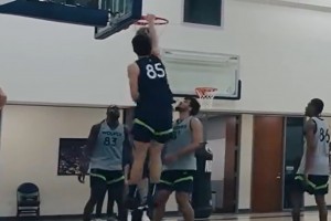 第十站森林狼！杨瀚森试训底角三分连中！强势对抗碾压黑人内线！