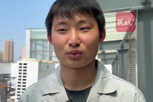 镇江队有个空调维修工 ，白天踢苏超，晚上当奶爸，岳母为其加油