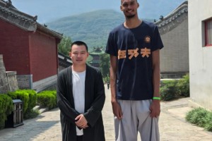 少林寺估计没那么大码的鞋哈！文班穿着僧裤 底下还是搭配着球鞋