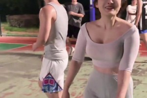 瑜伽裤打篮球，小姐姐都分不清谁是对手谁是队友了🤣🤣🤣