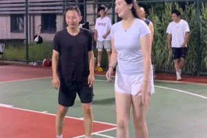 顶不住！国产卡戴珊肘姐和大爷打球：大爷你别防我 我怕你受伤