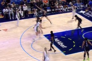 战术就这么简单！李月汝往弧顶一站，对手就过来协防，助攻达成！