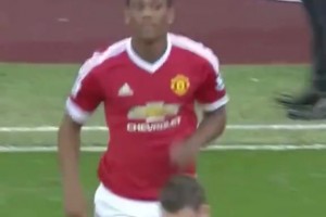 10年啦！马夏尔曼联生涯的首粒进球，还有球迷专门为他打了标语