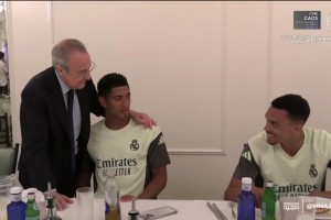 合理！贝林厄姆向弗洛伦蒂诺介绍新签下的球员阿诺德😂