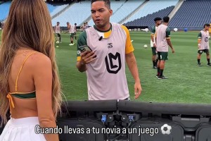 这衣服绝了~踢球时有个火辣女友查聊天记录也是无奈🤭