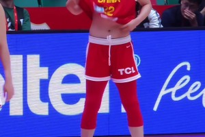 张茹最近越来越爱在球场上炫腹了😃