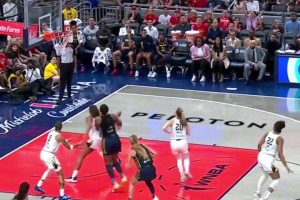 这是故意伸脚还是不小心的动作？😅