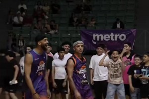 这波装到了！三分线外转体360出手三分命中 可以吹一辈子啊~