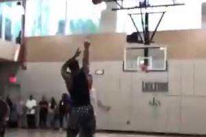 野球场的三少和老詹，感觉老詹得分是最轻松的