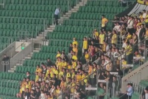 实拍：青岛西海岸球迷问候裁判，工体DJ忙放音乐掩盖骂声😐