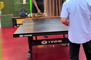 有点天赋的！文班亚马打乒乓球 这一招一式看着相当专业啊~