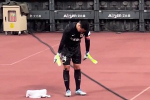 忍无可忍😡！泰山球迷“下课崔康熙”的喊声响彻济南奥体中心