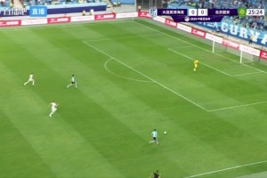 差一点啊！英博前场2打2，朱鹏宇跟进没能踢上皮球