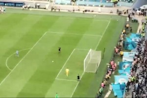 国安球迷实拍！侯森扑点🔥扑出点球后，球迷们彻底沸腾⚡