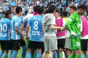大连球员刘逸罚丢后痛哭，众多队友上前安慰