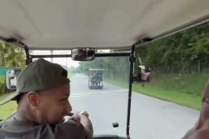 内马尔开车带着小老弟亚马尔逛街，在花天酒地这方面内马尔是专业