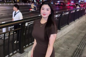 曼妙身姿韵悠扬！国产卡戴珊的肘子姐出门逛街：魅力这一块~