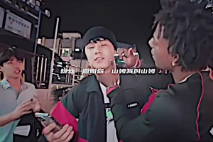 玩的花！粉丝请求甲亢哥在脸上签名，甲亢哥直接画了个“擎天柱”