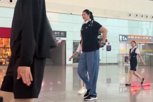 网友动车站偶遇中国女篮 韩旭跟张子宇的压迫感太强了！