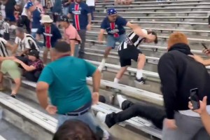 巴黎场外打不过河床啊，看台上的巴黎球迷被围攻有点惨🫠