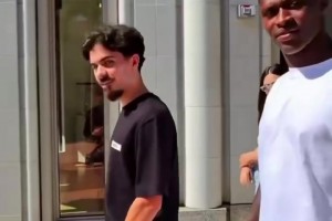 这是演的还是真的？维蒂尼亚和努诺在美国街头被迫社交！