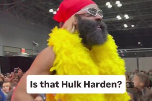 🤣啥造型啊？好久没露面的登哥参加活动 也是好好打扮了一番