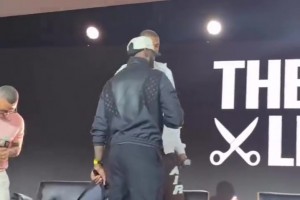 詹姆斯跟文班亚马在舞台上“联手”了😂