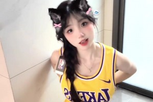 身材顶级😍美女博主“宝贝77”的湖人东契奇签名球衣到了~