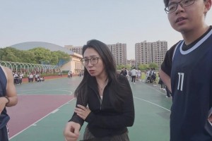 当我们的班赛教练是女化学老师，那很有化学反应了！