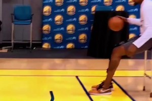 当年杜兰特跟腱恢复时坐着椅子练习投篮