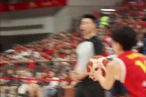 这就是姐妹之间的羁绊吗？杨力维传球果断助攻杨舒予精彩三分球