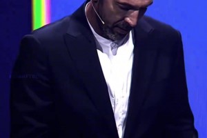 拜仁对阵巴萨…布冯与C罗在欧冠抽签时究竟在笑什么🤣