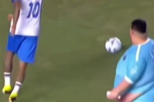 内马尔在慈善赛上穿裆“肉马尔”，这身材简直有5个内马尔🫠