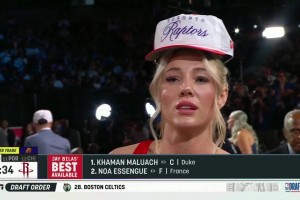 正面角度看看第9顺位博伊尔斯的女朋友~