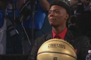 选秀大会开始在即！弗拉格领衔一众球员现场等待