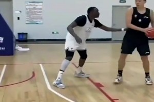 17岁杨瀚森单挑打爆开拓者内线里斯 盖帽跟帽小孩一样🤣🤣