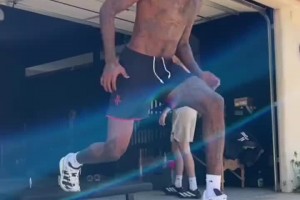 还是舍不得离开啊！杰伦-格林训练中还穿着火箭的短裤~