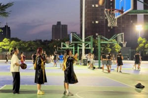 谁懂最后那女生往后退一步扬起双手...