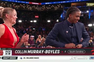 猛龙9顺位博伊尔斯 水平牛不牛还未知但一旁金发女友劲爆啊😻